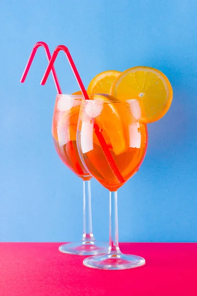 Cocktail Aperol Spritz Auf Rot Blauem Hintergrund Sommer Alkoholischer Cocktail — Stockfoto