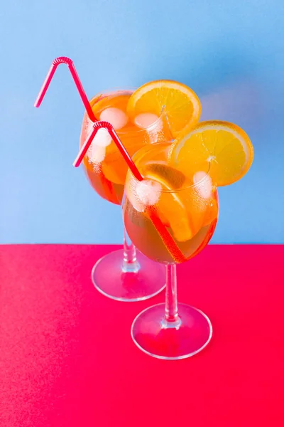 Cóctel Aperol Spritz Sobre Fondo Rojo Azul Cóctel Alcohólico Verano —  Fotos de Stock