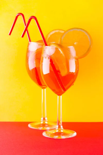 Cocktail Aperol Spritz Sur Fond Jaune Rouge Cocktail Alcoolisé Été — Photo