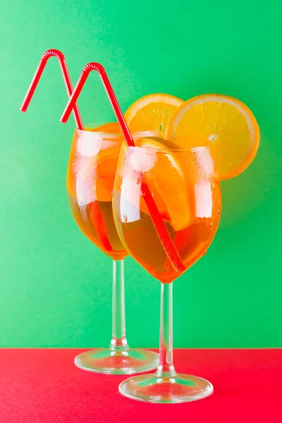 Cóctel Aperol Spritz Sobre Fondo Rojo Verde Cóctel Alcohólico Verano —  Fotos de Stock