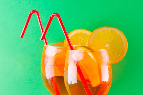 Cocktail Aperol Spritz Auf Rotgrünem Hintergrund Sommer Alkoholischer Cocktail Mit — Stockfoto
