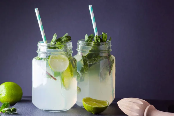 Mojito Menta Sobre Fondo Negro Cóctel Refrescante Con Lima Menta — Foto de Stock