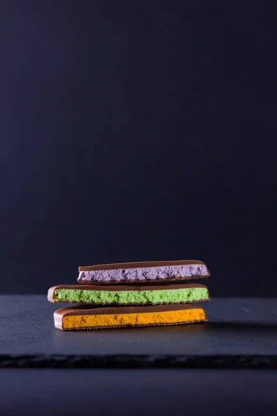Cioccolato Con Ripieno Frutta Sfondo Nero Fette Cioccolato Con Mirtilli — Foto Stock