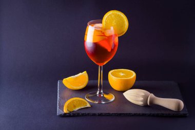 Kokteyl aperol spritz koyu arka plan üzerinde. Yaz alkol portakal dilimleri ile kokteyl. İtalyan kokteyl aperol spritz kayrak gemide. Modaya uygun içecek