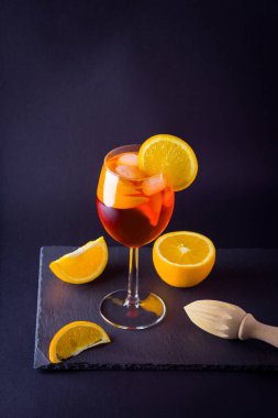 Kokteyl aperol spritz koyu arka plan üzerinde. Yaz alkol portakal dilimleri ile kokteyl. İtalyan kokteyl aperol spritz kayrak gemide. Modaya uygun içecek