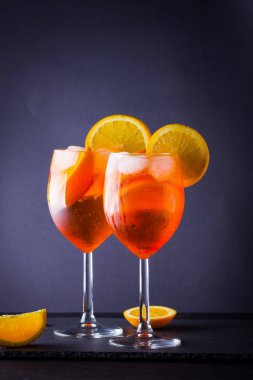 Siyah tahta üzerinde kokteyl Aperol Spritz. Portakal dilimleri ile yaz alkol kokteyli. İtalyan kokteyl Aperol Spritz arduvaz kurulu. Trendy içecek