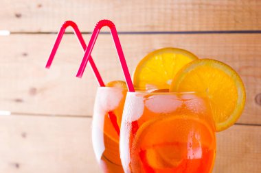 Kokteyl aperol spritz ahşap kurullarında. İki bardak portakal dilimleri ile yaz alkollü kokteyl ile. İtalyan kokteyl aperol ahşap arka plan üzerinde spritz. Eğilim içki
