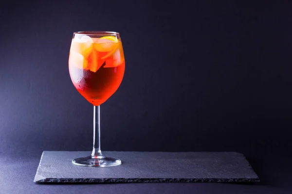 Cocktail Aperol Spritz Fundo Escuro Coquetel Álcool Verão Com Frutas — Fotografia de Stock