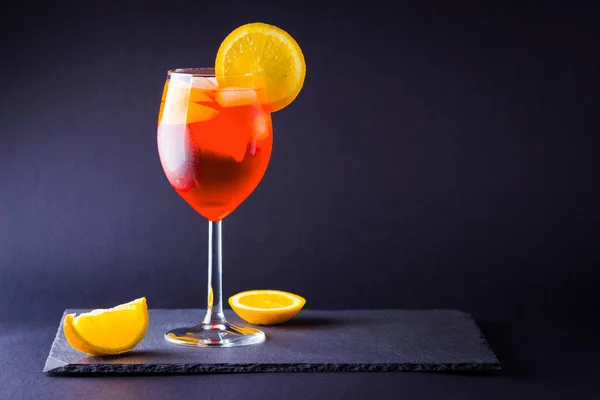 Cocktail Aperol Spritz Fundo Escuro Cocktail Álcool Verão Com Fatias — Fotografia de Stock