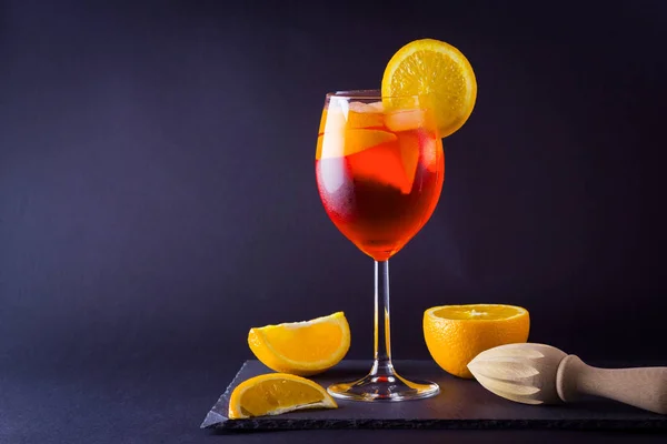 Koktél Aperol Spritz Sötét Háttér Előtt Nyári Alkohol Narancs Szelet — Stock Fotó