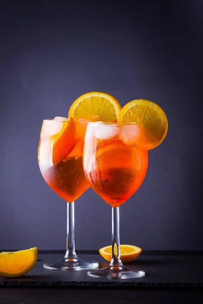 Cocktail Aperol Spritz Placas Pretas Cocktail Álcool Verão Com Fatias — Fotografia de Stock