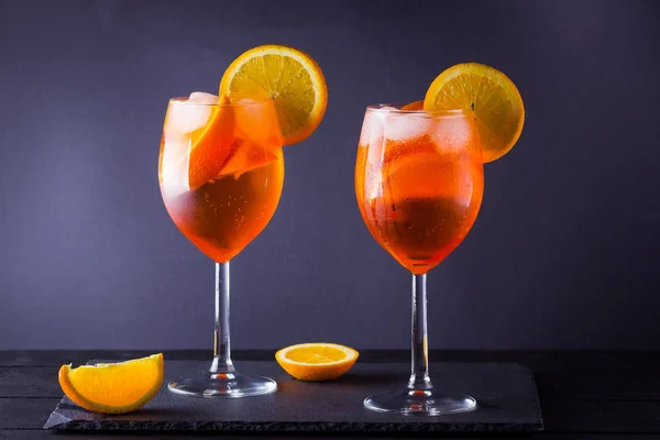 Cocktail Aperol Spritz Placas Pretas Cocktail Álcool Verão Com Fatias — Fotografia de Stock