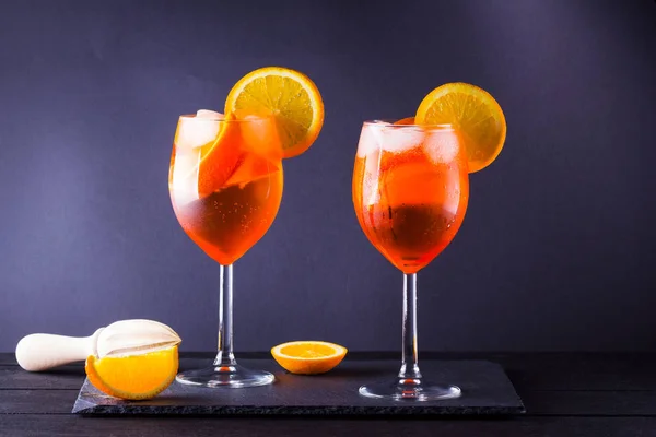 Cóctel Aperol Spritz Sobre Pizarras Negras Cóctel Alcohol Verano Con —  Fotos de Stock