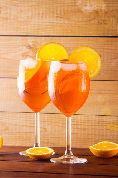 Cocktail Aperol Spritz Tábuas Madeira Dois Copos Com Coquetel Alcoólico — Fotografia de Stock