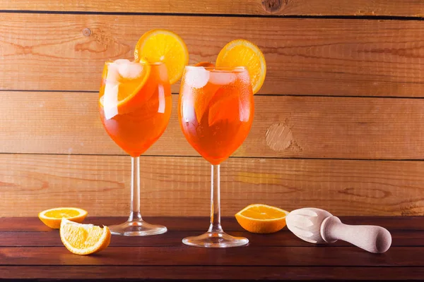 Cocktail Aperol Spritz Tábuas Madeira Dois Copos Com Coquetel Alcoólico — Fotografia de Stock