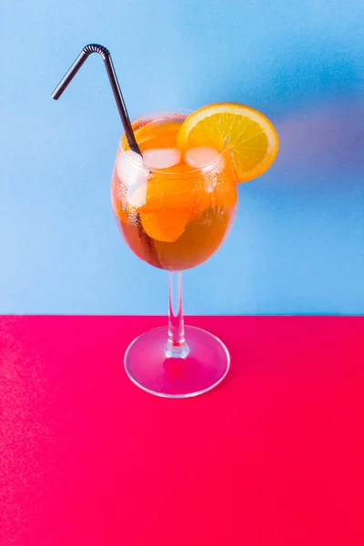 Cocktail Aperol Spritz Fundo Azul Vermelho Cocktail Alcoólico Verão Com — Fotografia de Stock