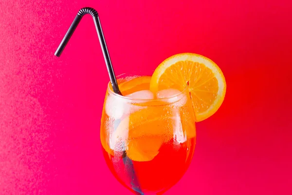 Cocktail Aperol Spritz Rode Blauwe Achtergrond Zomer Alcoholische Cocktail Met — Stockfoto