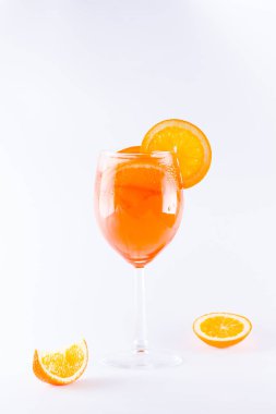 Kokteyl aperol beyaz arka plan üzerinde spritz. Yaz alkollü kokteyl ile portakal dilimleri. Beyaz üzerine İtalyan kokteyl aperol spritz. İzole