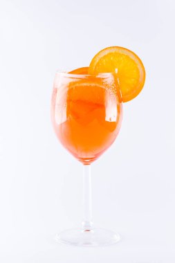 Kokteyl aperol beyaz arka plan üzerinde spritz. Yaz alkollü kokteyl ile portakal dilimleri. Beyaz üzerine İtalyan kokteyl aperol spritz. İzole