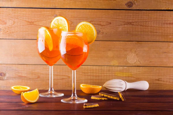 Cóctel Aperol Spritz Sobre Tablas Madera Dos Vasos Con Cóctel — Foto de Stock