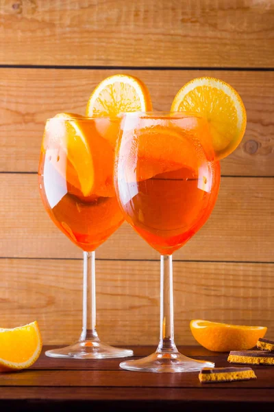 Cocktail Aperol Spritz Tábuas Madeira Dois Copos Com Coquetel Alcoólico — Fotografia de Stock