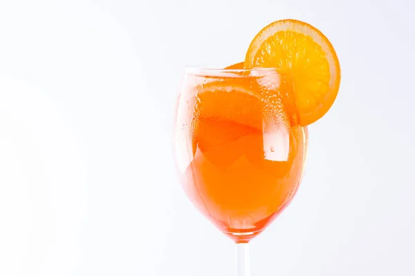 Cocktail Aperol Spritz Fundo Branco Cocktail Alcoólico Verão Com Fatias — Fotografia de Stock