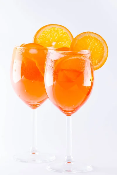 Cocktail Aperol Spritz Fundo Branco Cocktail Alcoólico Verão Com Fatias — Fotografia de Stock