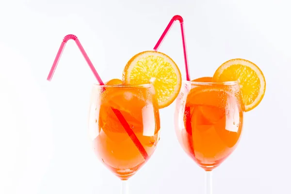 Cocktail Aperol Spritz Fundo Branco Cocktail Alcoólico Verão Com Fatias — Fotografia de Stock