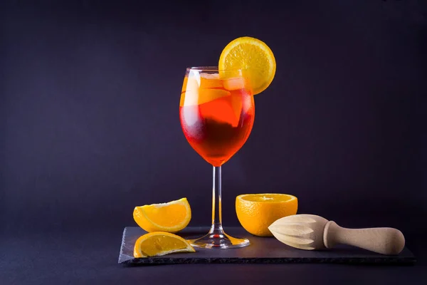 Cocktail Aperol Spritz Fundo Escuro Cocktail Álcool Verão Com Fatias — Fotografia de Stock