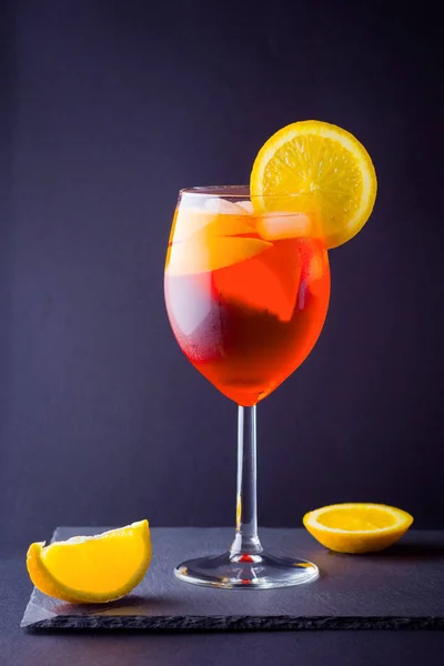 Cocktail Aperol Spritz Fundo Escuro Cocktail Álcool Verão Com Fatias — Fotografia de Stock