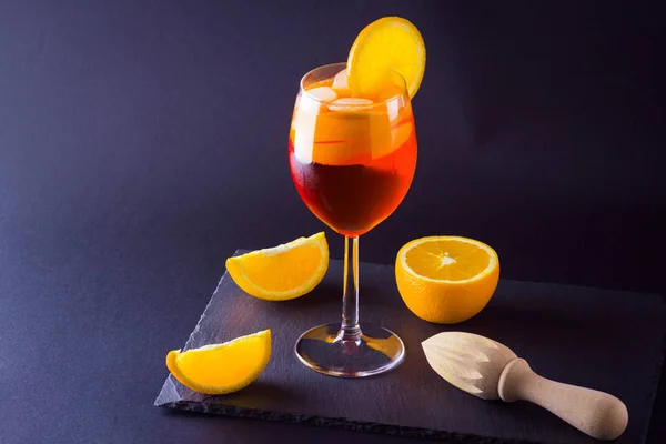 Cocktail Aperol Spritz Fundo Escuro Cocktail Álcool Verão Com Fatias — Fotografia de Stock