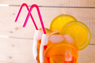 Kokteyl aperol spritz ahşap kurullarında. İki bardak portakal dilimleri ile yaz alkollü kokteyl ile. İtalyan kokteyl aperol ahşap arka plan üzerinde spritz. Eğilim içki