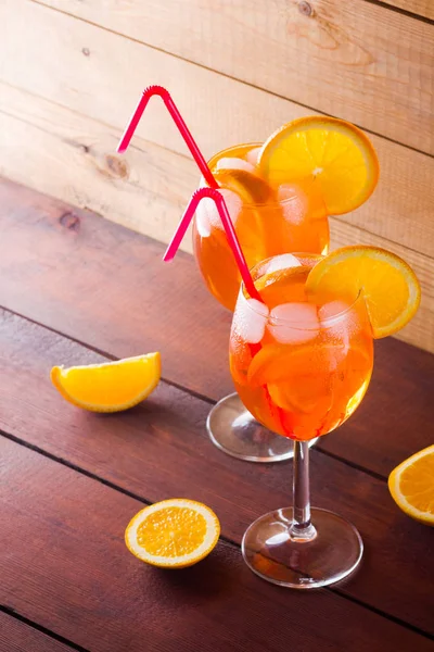 Cocktail Aperol Spritz Sur Des Planches Bois Deux Verres Avec — Photo