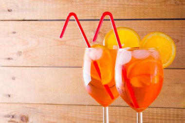 Kokteyl aperol spritz ahşap kurullarında. İki bardak portakal dilimleri ile yaz alkollü kokteyl ile. İtalyan kokteyl aperol spritz ahşap arka plan üzerinde