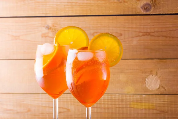 木板上的鸡尾酒花被 两杯夏日酒精鸡尾酒 配橘子片 意大利鸡尾酒花药在木背景上 — 图库照片