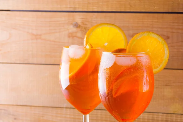 Spruzzi Mele Cocktail Assi Legno Due Bicchieri Con Cocktail Alcolico — Foto Stock