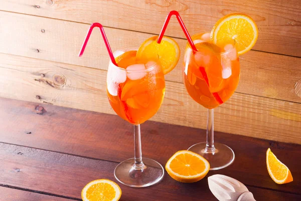 Cóctel Aperol Spritz Sobre Tablas Madera Dos Vasos Con Cóctel —  Fotos de Stock