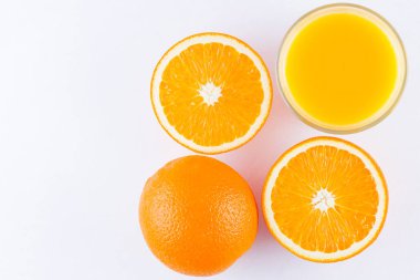 Meyve suyu, konsept ile portakal meyveleri. Portakal suyu ve beyaz arka planda portakallar yarısı. Meyve suyu yapmak için narenciye. Tüm ve sıkılmış portakal ve su suyu