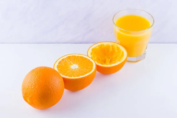 Sinaasappel Vruchten Met Sap Concept Oranje Sap Helften Van Sinaasappelen — Stockfoto