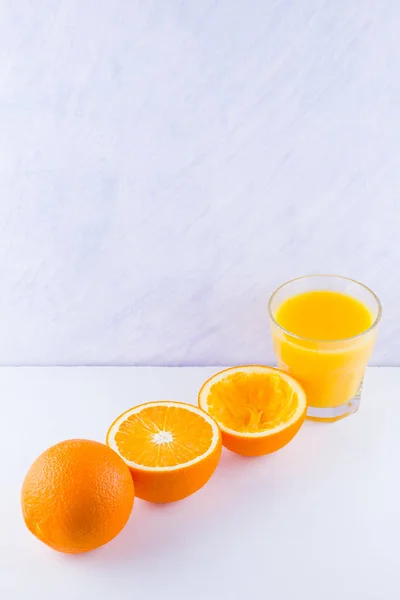 Frutas Naranja Con Jugo Concepto Zumo Naranja Mitades Naranjas Sobre — Foto de Stock