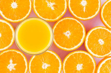 Yarıya portakal meyve ve su suyu. Meyve suyu yapmak için narenciye. Beyaz bir arka planda dilimlenmiş portakallar bir sürü. Portakal arka plan. Üst görünüm