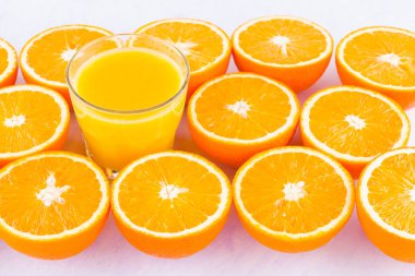 Yarıya portakal meyve ve su suyu. Meyve suyu yapmak için narenciye. Beyaz bir arka planda dilimlenmiş portakallar bir sürü. Portakal arka plan. Üst görünüm