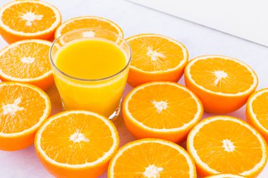 Yarıya portakal meyve ve su suyu. Meyve suyu yapmak için narenciye. Beyaz bir arka planda dilimlenmiş portakallar bir sürü. Portakal arka plan. Üst görünüm