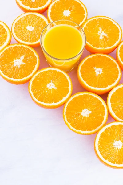 Yarıya portakal meyve ve su suyu. Meyve suyu yapmak için narenciye. Beyaz bir arka planda dilimlenmiş portakallar bir sürü. Portakal arka plan. Üst görünüm
