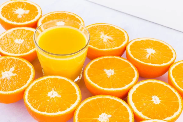 Yarıya portakal meyve ve su suyu. Meyve suyu yapmak için narenciye. Beyaz bir arka planda dilimlenmiş portakallar bir sürü. Portakal arka plan. Üst görünüm