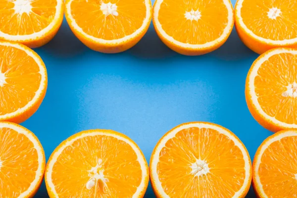 Corten Las Mitades Naranja Jugosa Sobre Fondo Azul Fruta Naranja — Foto de Stock