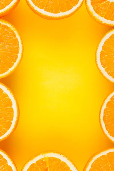 Corten Las Mitades Naranja Jugosa Sobre Fondo Amarillo Fruta Naranja — Foto de Stock