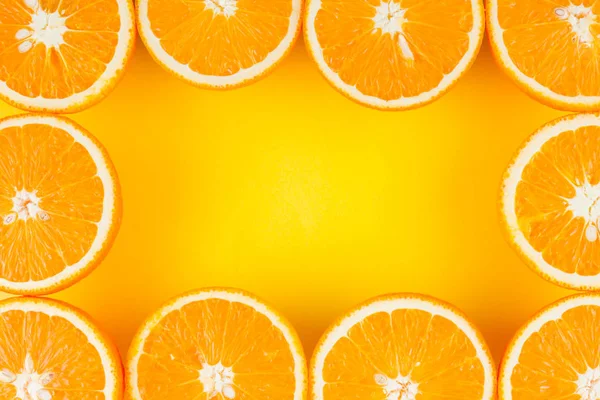 Corten Las Mitades Naranja Jugosa Sobre Fondo Amarillo Fruta Naranja — Foto de Stock