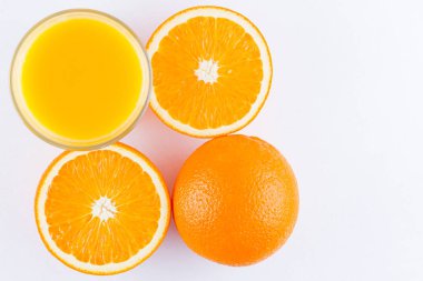 Meyve suyu, konsept ile portakal meyveleri. Portakal suyu ve beyaz arka planda portakallar yarısı. Meyve suyu yapmak için narenciye. Tüm ve sıkılmış portakal ve su suyu