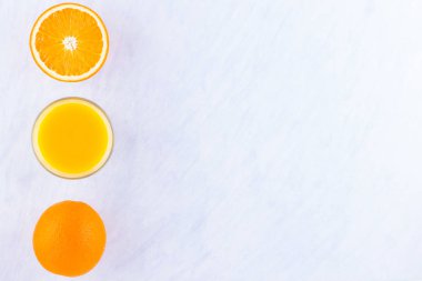 Meyve suyu, konsept ile portakal meyveleri. Portakal suyu ve beyaz arka planda portakallar yarısı. Meyve suyu yapmak için narenciye. Tüm ve sıkılmış portakal ve su suyu